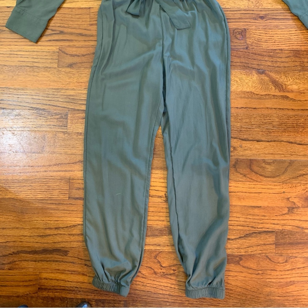 Justice Green Belted Romper Jumpsuit
Viscose Silk Material
Size 8 Medium - Picture 13 of 16